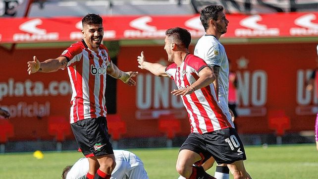 Estudiantes goleó a Central Córdoba y manda en la zona B