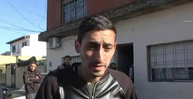 dolor. El papá de la nena muerta ayer en el frente de su casa.