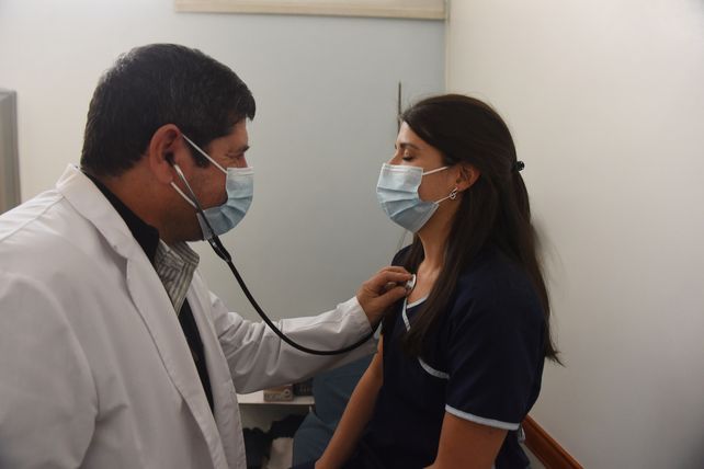 Médico y paciente en consulta. 