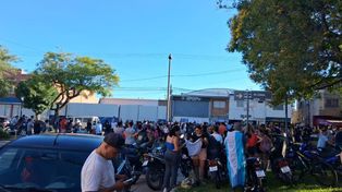 Policías en actividad y retirados mantienen la manifestación frente al Comando Radioeléctrico de Santa Fe