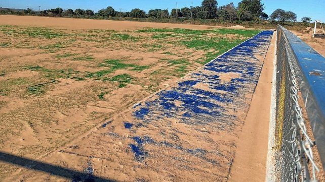 Capibá instaló su cancha de hockey sobre césped sintético.