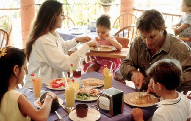 Ls niños y adolescentes que comparten la mesa con otros miembros del hogar tienen mejores lazos emocionales con la familia.