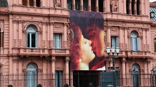 La Casa Rosada celebra San Valentín con el beso de Romeo y Julieta