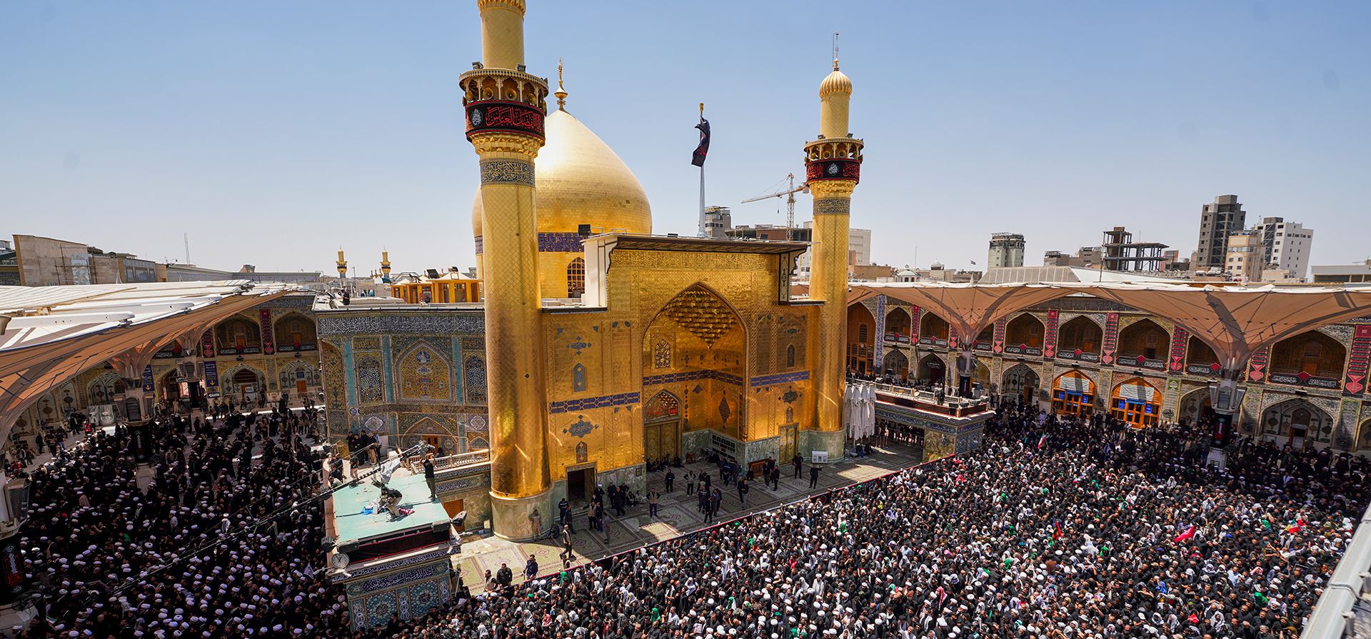 Los dolientes se reúnen en oración durante la procesión fúnebre del difunto líder supremo iraní, el ayatolá Ali Khamenei, dentro del santuario del Imam Ali en Nayaf, Irak, el miércoles 8 de julio de 2026. (Foto AP/Anmar Khalil) Los dolientes se reúnen en oración durante la procesión fúnebre del difunto líder supremo iraní, el ayatolá Ali Khamenei, dentro del santuario del Imam Ali en Nayaf, Irak, el miércoles 8 de julio de 2026. (Foto AP/Anmar Khalil)