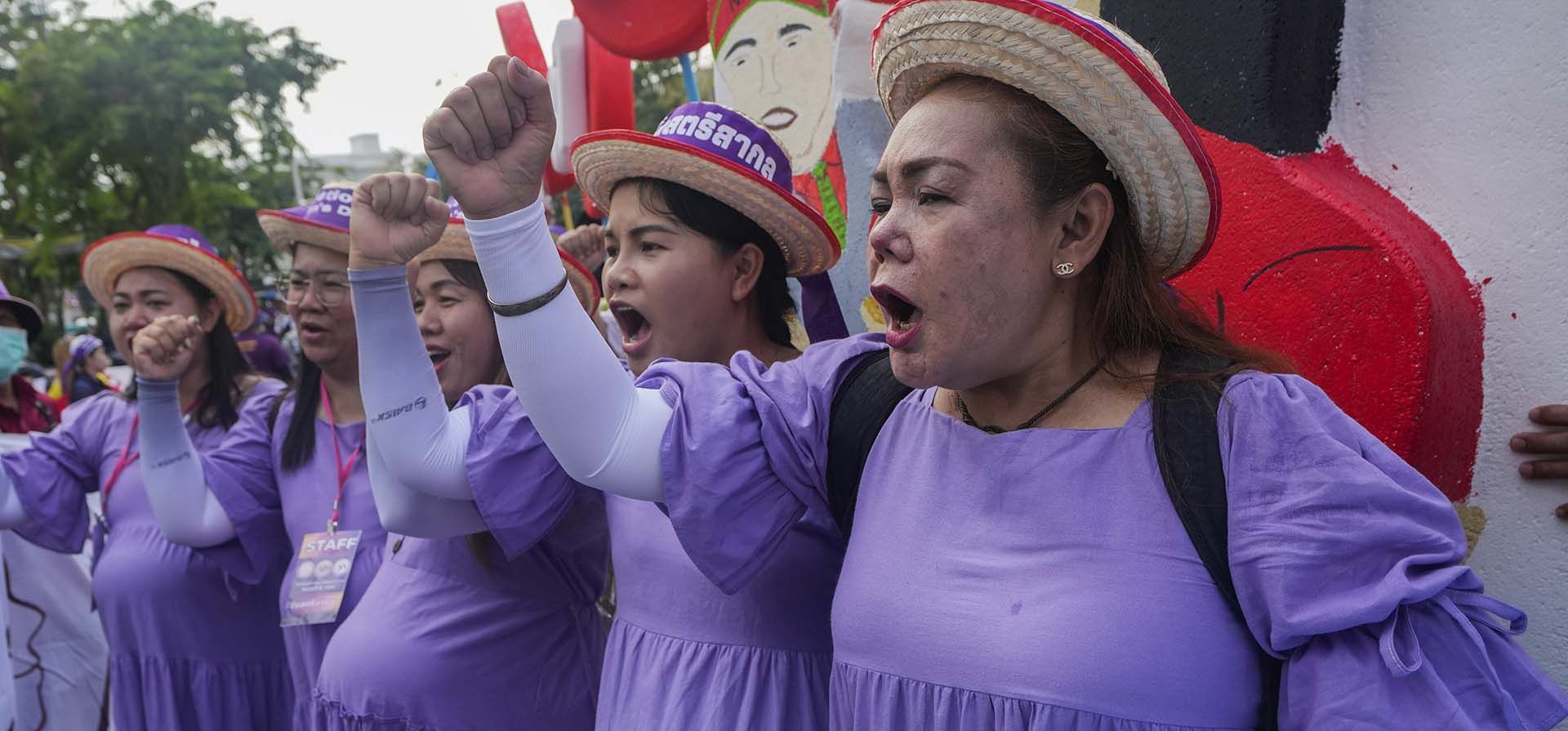 Trabajadoras tailandesas vestidas como mujeres embarazadas exigen una licencia de maternidad remunerada de hasta 180 días durante una manifestación por el Día Internacional de la Mujer en Bangkok, Tailandia, el viernes 8 de marzo de 2024. (Foto AP/Sakchai Lalit) Trabajadoras tailandesas vestidas como mujeres embarazadas exigen una licencia de maternidad remunerada de hasta 180 días durante una manifestación por el Día Internacional de la Mujer en Bangkok, Tailandia, el viernes 8 de marzo de 2024. (Foto AP/Sakchai Lalit)