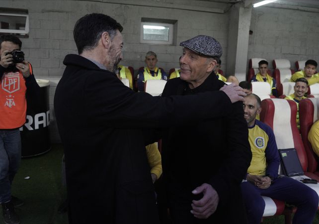 Kily González y Russo en un saludo cargado de emoción. Fue el último partido de Miguel como DT de Central.