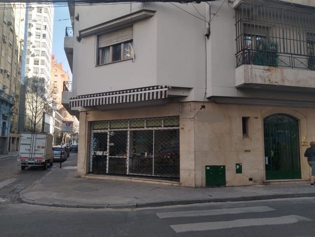 Cerró el bar, no les pagó a sus empleadas, pero vende hasta el salero