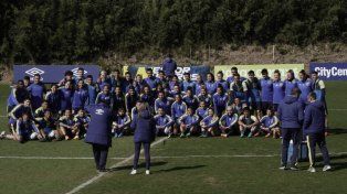 En el final hubo foto del plantel profesional junto al plantel femenino.