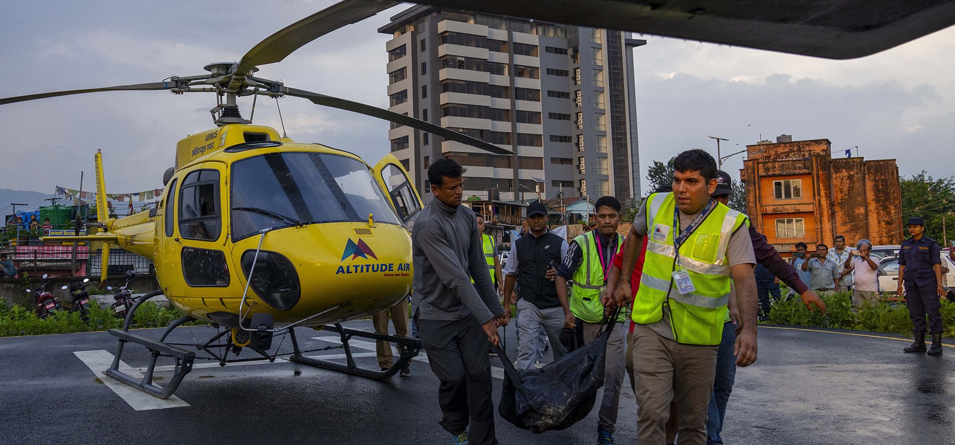 Personas que llevan el cuerpo de una víctima de un accidente de helicóptero llegan a Katmandú, Nepal, el martes 11 de julio de 2023. Cinco turistas mexicanos y un piloto nepalí murieron cuando se estrelló cerca del Monte Everest en Nepal. (Foto AP/Niranjan Shrestha) Personas que llevan el cuerpo de una víctima de un accidente de helicóptero llegan a Katmandú, Nepal, el martes 11 de julio de 2023. Cinco turistas mexicanos y un piloto nepalí murieron cuando se estrelló cerca del Monte Everest en Nepal. (Foto AP/Niranjan Shrestha)