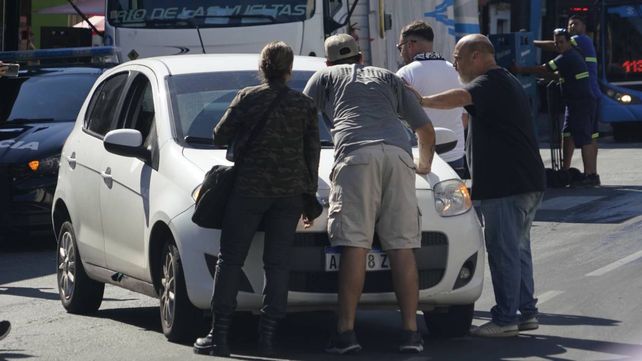 Taxistas autoconvocados salieron a protestar contra Uber y retuvieron a algunos automovilistas frente a la Terminal de Ómnibus Mariano Moreno.