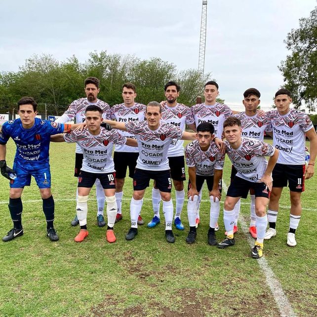 Atl. Carcarañá. &nbsp;Los pibes lograron dar el paso con un 1-1 ante Defensores.