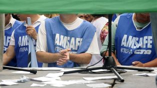 Los docentes santafesinos comenzaron con el paro por 48 horas por reclamos salariales 