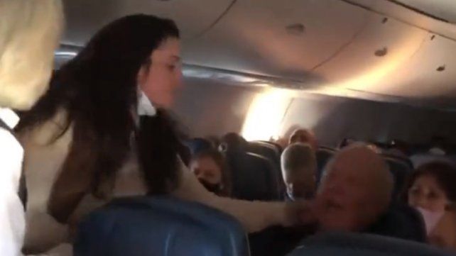 Golpeó y escupió a un pasajero en un avión porque no usaba barbijo