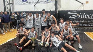 Los jugadores de Estudiantes festejan el título en U17.