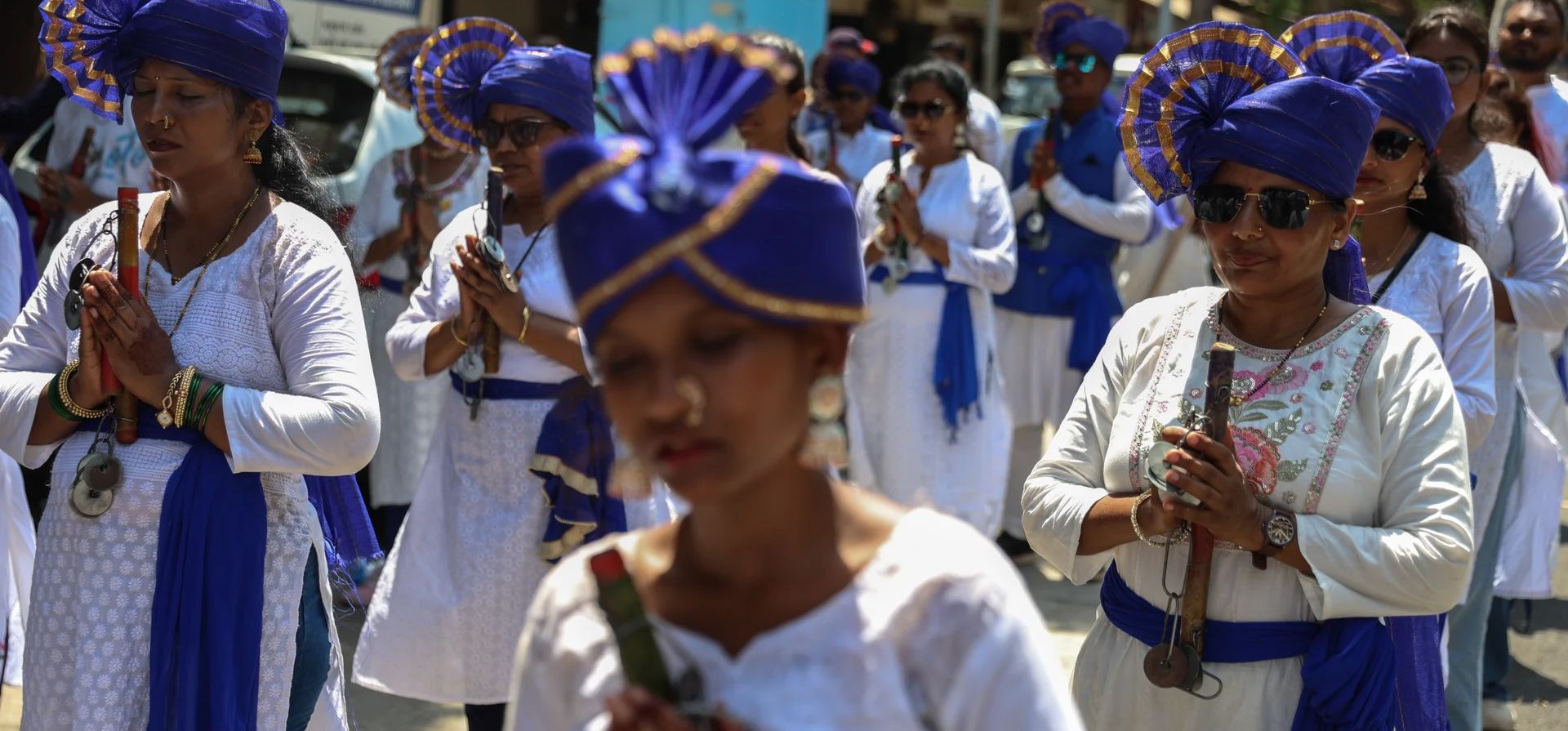 La gente baila al borde de la carretera mientras asiste a las celebraciones por el 134º aniversario del nacimiento del reformador social Bhimrao Ramji Ambedkar, el primer ministro de justicia de la India. Ambedkar redactó la constitución de la nación e hizo campaña contra la discriminación de castas, Mumbai, India. Fotografía: Divyakant Solanki/EPA La gente baila al borde de la carretera mientras asiste a las celebraciones por el 134º aniversario del nacimiento del reformador social Bhimrao Ramji Ambedkar, el primer ministro de justicia de la India. Ambedkar redactó la constitución de la nación e hizo campaña contra la discriminación de castas, Mumbai, India. Fotografía: Divyakant Solanki/EPA