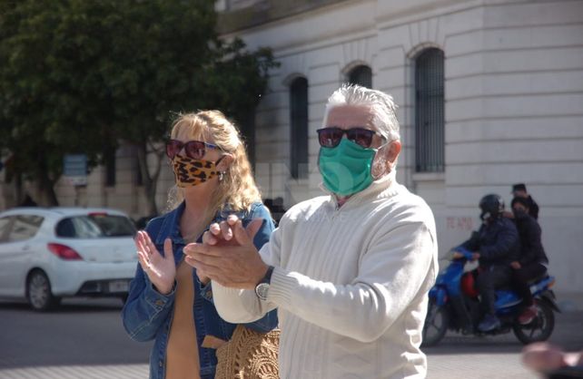 El lunes abrimos, cantaron los comerciantes en protesta frente a la Casa Gris