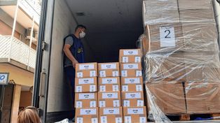 Comenzó la distribución de urnas en todo el país y por la tarde llegarían a Santa Fe