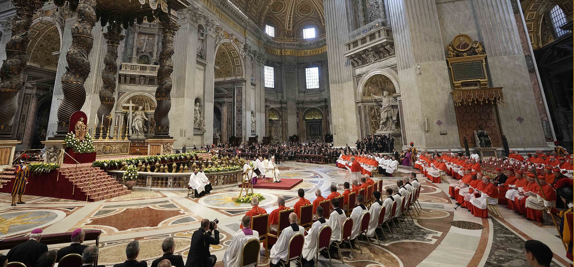 Una vista de la Basílica de San Pedro, el Papa Francisco se sienta frente a los cardenales durante el consistorio en el interior del Vaticano, el sábado 27 de agosto de 2022. Francisco eligió a 20 hombres para convertirse en los cardenales más nuevos de la Iglesia Católica.