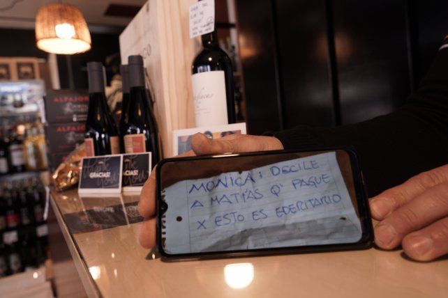 El ataque a balazos contra una vinería de barrio Azcuénaga fue acompañado por una amenaza escrita contra la dueña del inmueble y su hijo.