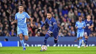 Neymar fue titular en el PSG, que pese a la derrota se metió en octavos.