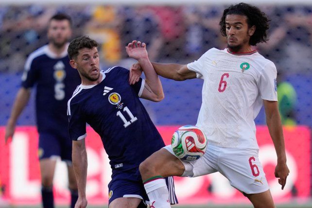 Ryan Christie y Ayyoub Bouadd van con toda por el esférico. Ganaron los africanos.