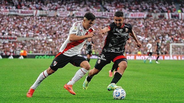 River Plate brilló y goleó 3-0 a Barracas Central en el estadio Monumental.