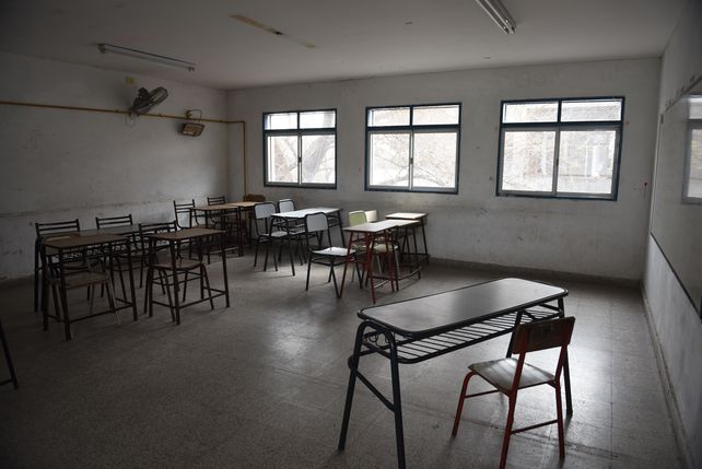 A la espera. Los pupitres de las aulas de escuelas públicas y privadas aguardan una definición de los gremios.