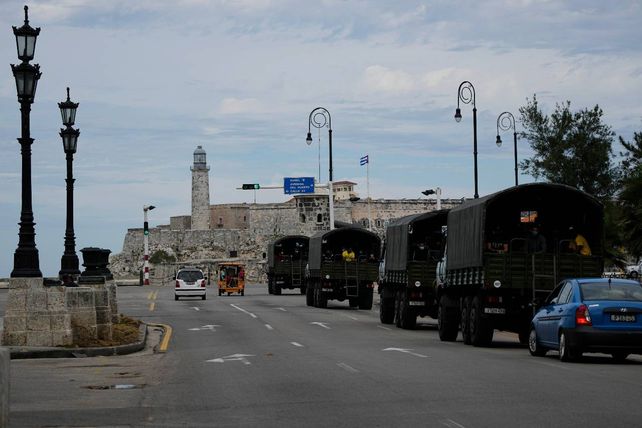 Una columna militar recorre el Malecón de La Habana este lunes