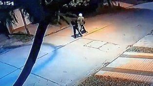 Delincuentes previo a romper un portón a patadas y robar una moto.