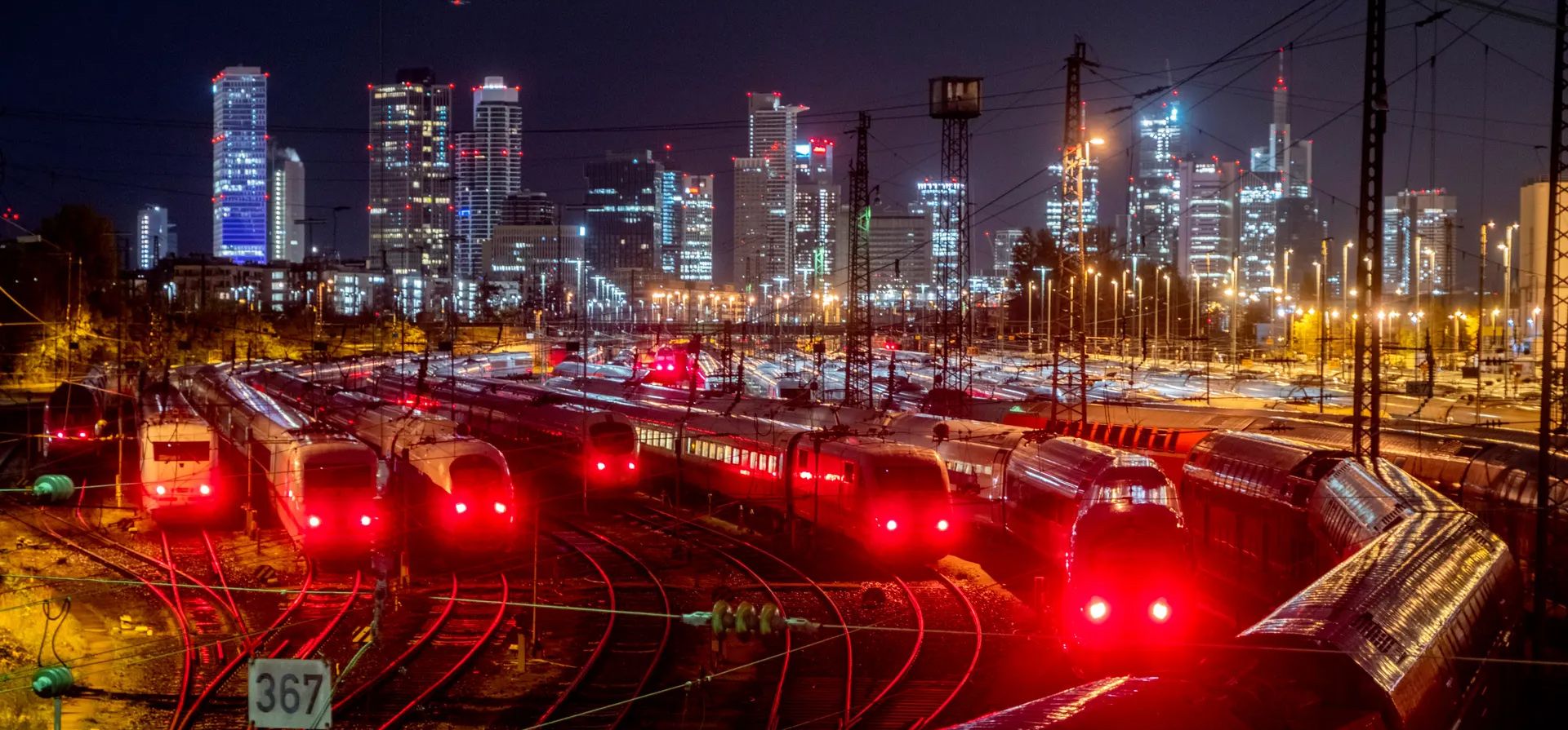 Los trenes permanecen parados frente a una estación de tren durante una huelga de 20 horas, Fráncfort, Alemania. Fotografía: Michael Probst/AP Los trenes permanecen parados frente a una estación de tren durante una huelga de 20 horas, Fráncfort, Alemania. Fotografía: Michael Probst/AP
