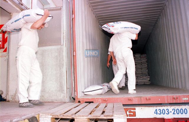 En 2005 los trabajadores llenan un camión. Foto UNO.&nbsp;