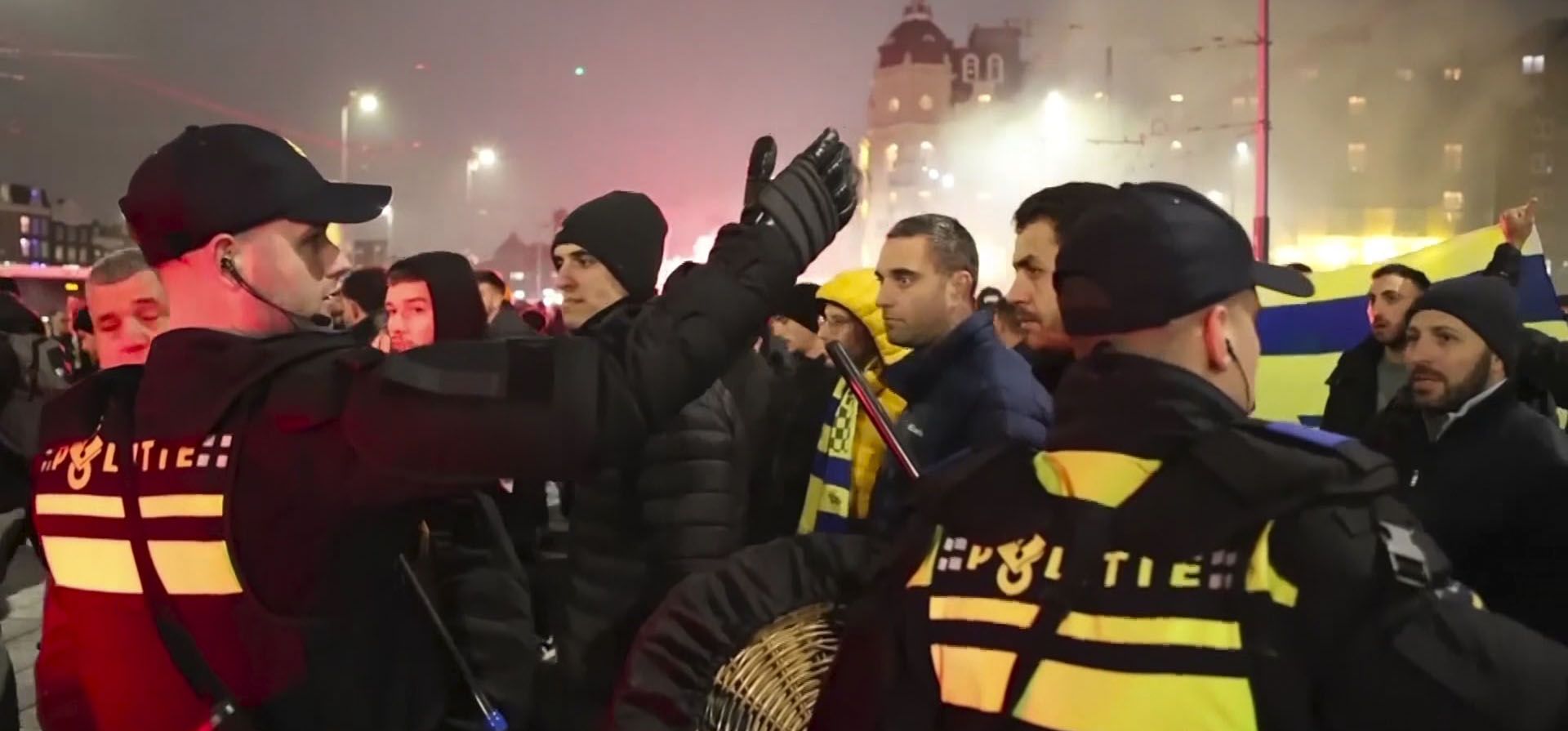 La policía escolta a los seguidores del Maccabi Tel Aviv hasta la estación de metro que los lleva al estadio del Ajax, después de que simpatizantes propalestinos marcharan cerca del estadio, en Ámsterdam, Países Bajos, el jueves 7 de noviembre de 2024. (Foto AP InterVisio) La policía escolta a los seguidores del Maccabi Tel Aviv hasta la estación de metro que los lleva al estadio del Ajax, después de que simpatizantes propalestinos marcharan cerca del estadio, en Ámsterdam, Países Bajos, el jueves 7 de noviembre de 2024. (Foto AP InterVisio)