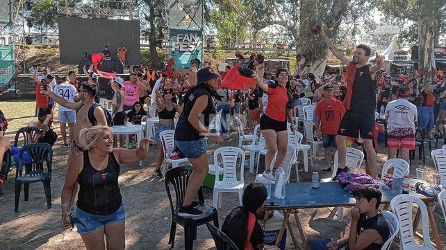 Los hinchas de Colón tiñeron Santiago del Estero y el Fan Fest de rojo y negro