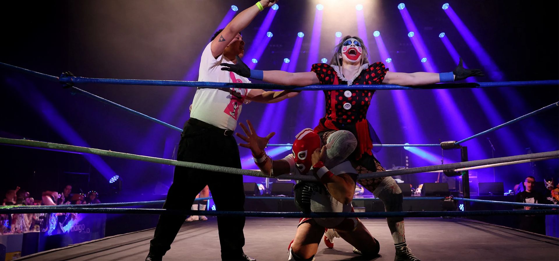Luchadores participan en el Christmas Slaycation, un espectáculo de heavy metal y lucha libre de alto vuelo en vivo con artistas enmascarados, en el O2 Arena, Londres, Reino Unido. Fotografía: Isabel Infantes/Reuters Luchadores participan en el Christmas Slaycation, un espectáculo de heavy metal y lucha libre de alto vuelo en vivo con artistas enmascarados, en el O2 Arena, Londres, Reino Unido. Fotografía: Isabel Infantes/Reuters