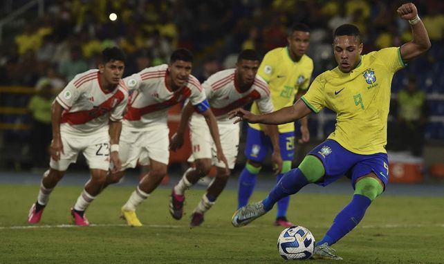 Vitor Roque anotó uno de los goles de penal. Brasil fue contundente ante los peruanos.
