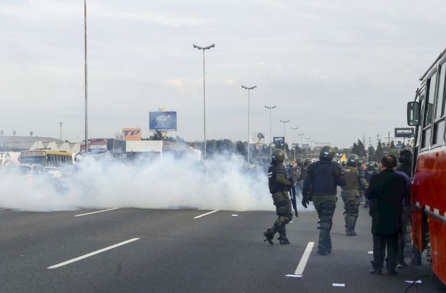 Efectivos de Gendarmería desalojaron de manera violenta a los trabajadores de la Línea 60 en la Panamericana.
