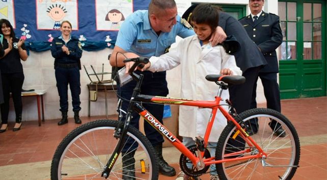 Homenajearon a un nene de 9 años que devolvió 25 mil pesos