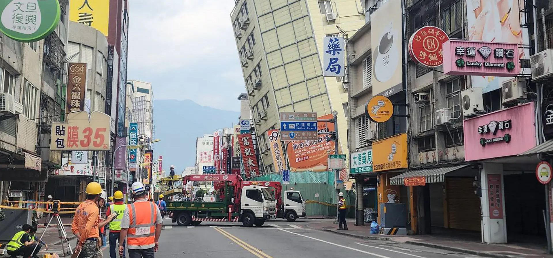 El edificio del Full Hotel, que ya había sido dañado por el terremoto del 3 de abril, se inclina aún más hacia un lado después de una serie de terremotos durante la noche, Hualien, Taiwán. Fotografía: CNA/AFP/Getty Images El edificio del Full Hotel, que ya había sido dañado por el terremoto del 3 de abril, se inclina aún más hacia un lado después de una serie de terremotos durante la noche, Hualien, Taiwán. Fotografía: CNA/AFP/Getty Images
