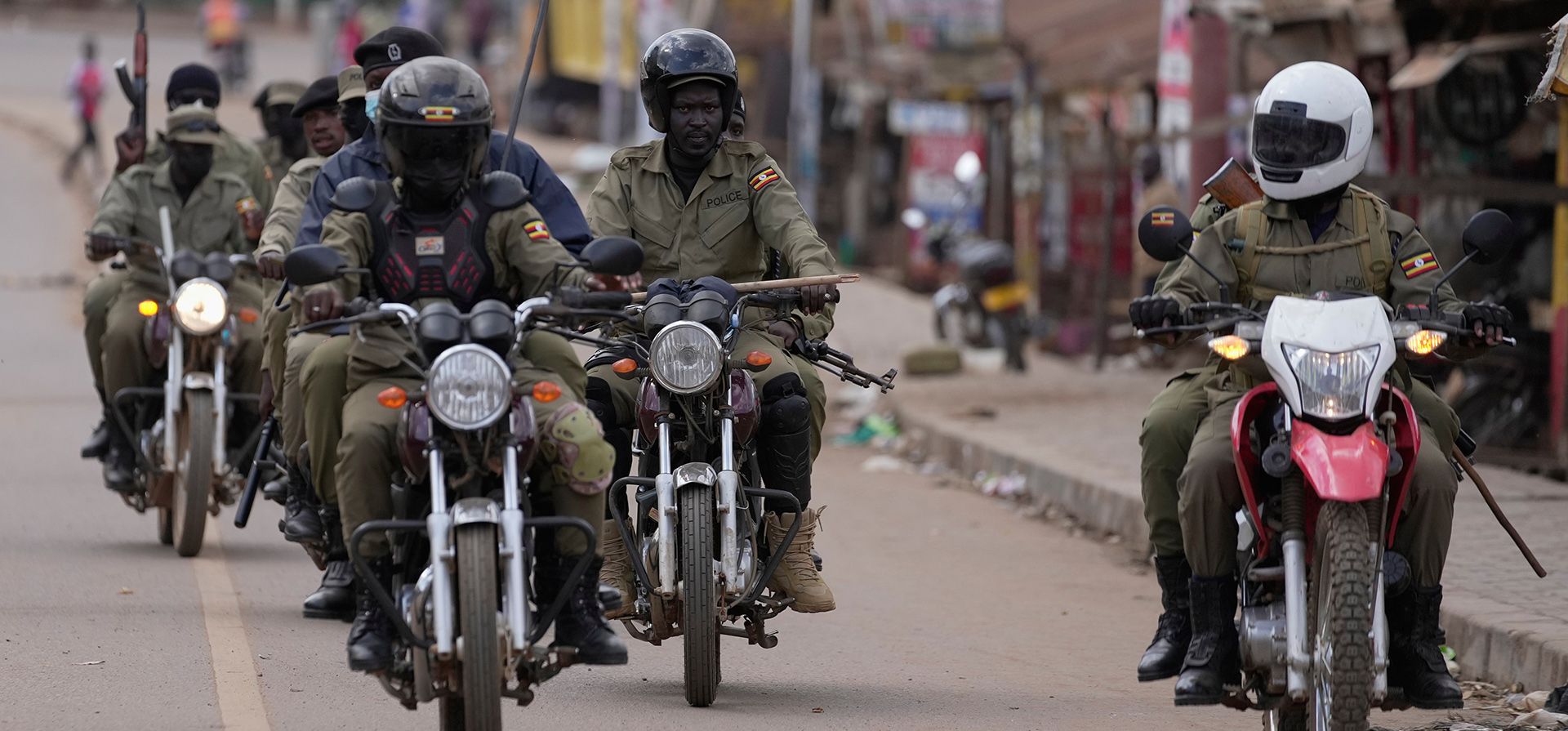 Las fuerzas de seguridad de Uganda patrullan una calle durante las protestas tras el anuncio de los resultados preliminares en Kampala, Uganda, el viernes 16 de enero de 2026. (Foto AP/Brian Inganga) Las fuerzas de seguridad de Uganda patrullan una calle durante las protestas tras el anuncio de los resultados preliminares en Kampala, Uganda, el viernes 16 de enero de 2026. (Foto AP/Brian Inganga)