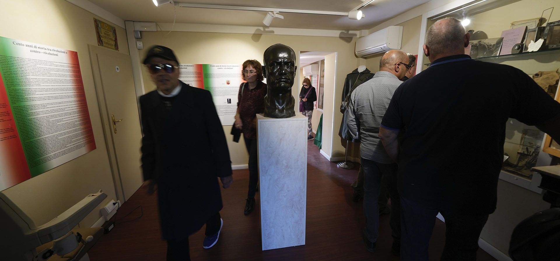 El público asiste a una exhibición titulada