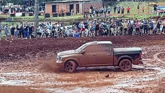 Accidente en exhibición de 4x4 en Misiones: camioneta embistió al público.