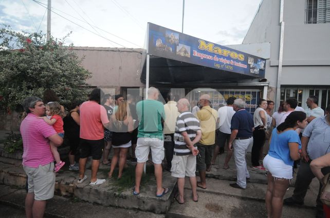 Más de cien personas se manifestaron frente a una empresa de turismo por presuntos incumplimientos