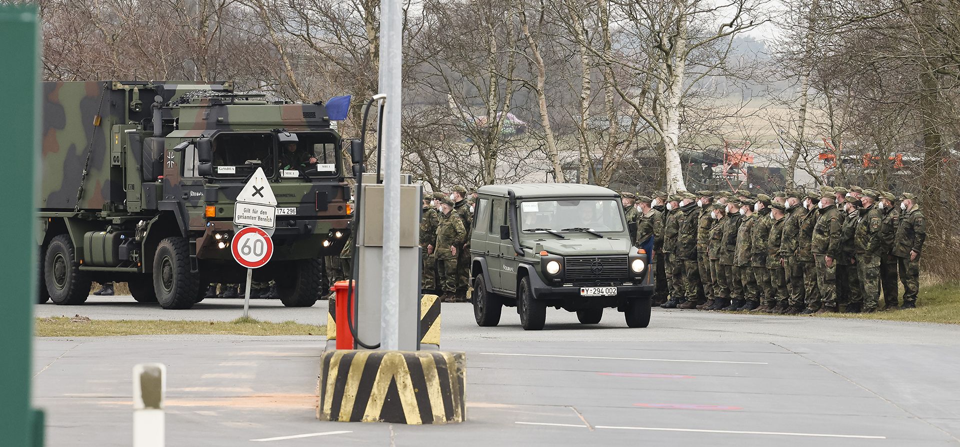 Un convoy para el transporte del sistema de misiles de defensa aérea Patriot sale de la Bundeswehr del Grupo de Misiles de Defensa Aérea 26 en Husum, norte de Alemania, el miércoles 16 de marzo de 2022. Desde aquí, la Bundeswehr comenzó una transferencia del sistema de misiles de defensa aérea Patriot a Eslovaquia.