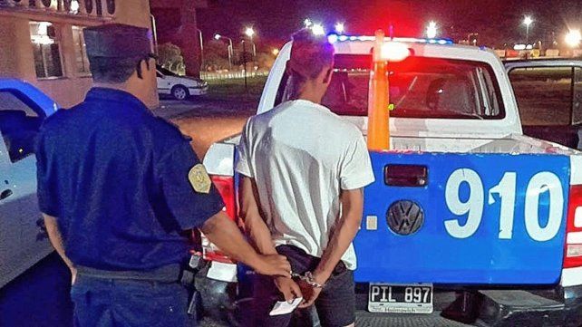 Una mujer fue agredida en horas de la noche del miércoles por parte de un joven de 24 años en calle Herzovich de Paraná. Le provocó una caída al suelo y algunas lesiones