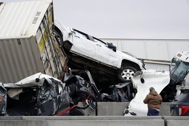 Al menos 5 muertos y decenas de heridos en un accidente con casi 100 autos
