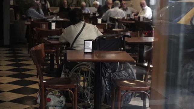 En Rosario una mujer en silla de ruedas fue abandonada por su hijo en un bar. Foto: La Capital