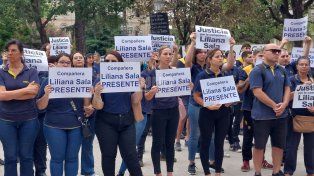 Los compañeros y amigos de Liliana Sala se manifestaron pidiendo justicia en la plaza, frente al edificio de los Tribunales