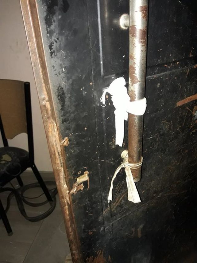 La vivienda donde se registró el asesinato tenía una puerta blindada que fue violentada por los pistoleros.&nbsp;