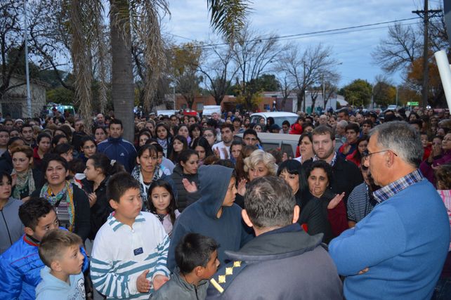 Movilizados. La población de Oliveros reclamó justicia por el crimen en la puerta de la comisaría y ante el jefe comunal.
