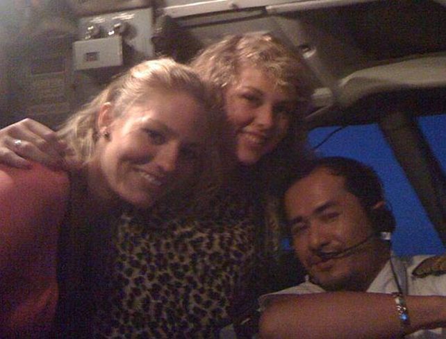 Dos mujeres aseguran haber estado fumando con el copiloto del avión extraviado